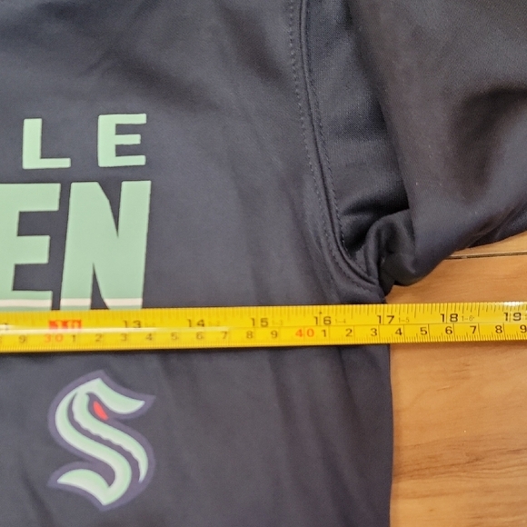 Seattle Kraken Size MEDIUM (10/12) Boys/Girls NHL Hockey Navy Sweatshirt NEW. - Picture 5 of 11